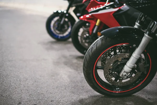 Primer Plano Neumáticos Delanteros Tres Motocicletas Estacionadas —  Fotos de Stock