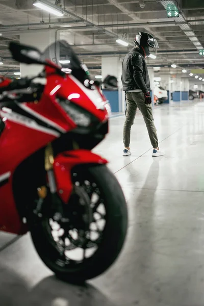 Вид Сзади Мотоциклиста Шлемом Разряженным Гоночным Мотоциклом Парковке — стоковое фото