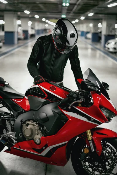 Портрет Мотоцикліста Шоломом Гоночним Мотоциклом Парковці Автомобіля — стокове фото