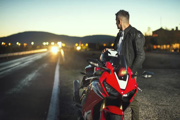 Портрет Чоловіка Червоним Мотоциклом Шоломом Мотоциклетним Піджаком Позує Поблизу Дороги — стокове фото