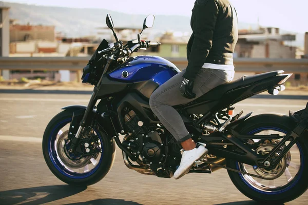Homme Conduisant Une Moto Supersport Sans Mains Sur Autoroute — Photo