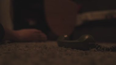 Suç mahalli görüntüler gibi, telefon görüntülerini kapat. Biri yere ayak ve telefon ahizesi ve halı, yanıp sönen polis ışıkları..