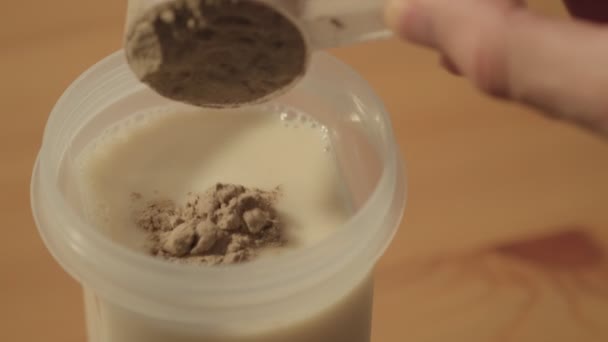 Закрыть Снимок Добавления Одного Порошка Соевого Белка Молоко — стоковое видео