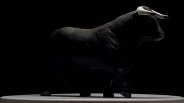 Platform üzerinde dönen muz ve siyah arkaplan.