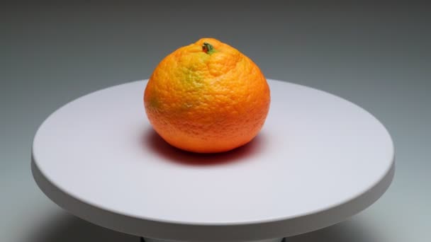 Obrotowy Mandaryński Pomarańczowy Białym Tle — Wideo stockowe