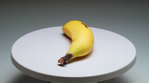 Banane Auf Einem Podest Und Schwarzem Hintergrund — Stockvideo