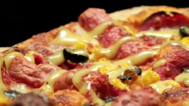 Close Footage Rotating Hot Pizza Sausages Olives Cheese Mustard Honey — Stock Video