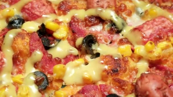 Close Footage Rotating Hot Pizza Sausages Olives Cheese Mustard Honey — Stock Video
