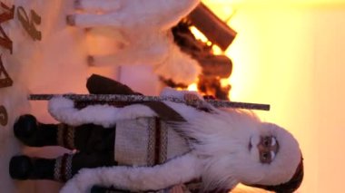 Şömineli bir oda, Noel ağacı ve birkaç Noel süsü..