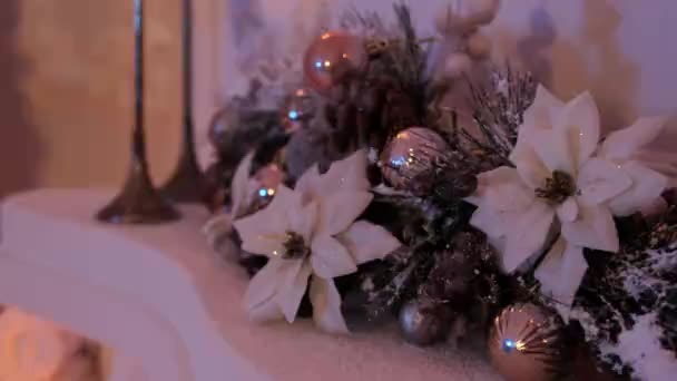 Zamknij Materiał Pokoju Ozdobione Boże Narodzenie Choinką Kominkiem Świecami — Wideo stockowe
