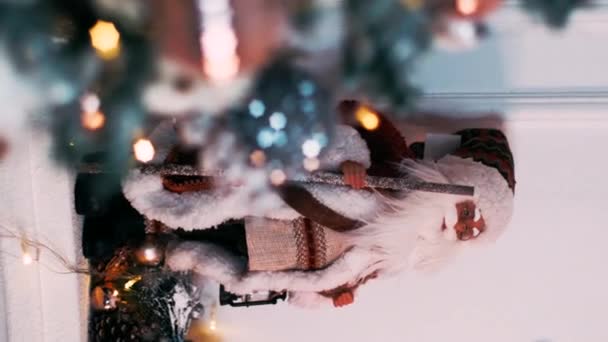 Papai Noel Alguns Enfeites Natal Fundo Branco — Vídeo de Stock