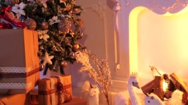 Şömineli bir oda, Noel ağacı ve birkaç Noel süsü..