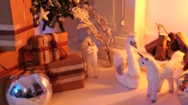 Şömineli bir oda, Noel ağacı ve birkaç Noel süsü..