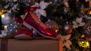 Şömineli bir oda, Noel ağacı ve birkaç Noel süsü..