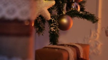 Şömineli bir oda, Noel ağacı ve birkaç Noel süsü..