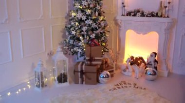 Şömineli bir oda, Noel ağacı ve birkaç Noel süsü..
