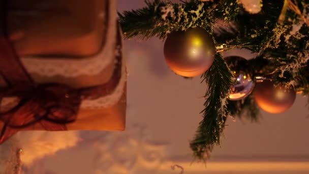 Aufnahme Eines Zimmers Mit Kamin Weihnachtsbaum Und Weihnachtsschmuck — Stockvideo