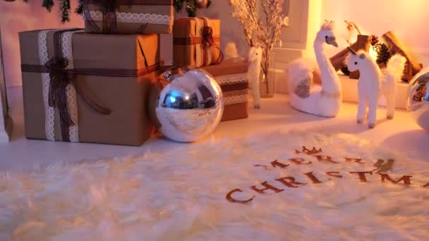 Şömineli Bir Oda Noel Ağacı Birkaç Noel Süsü — Stok video