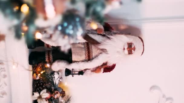 Kerstman Enkele Kerst Ornamenten Een Witte Achtergrond — Stockvideo