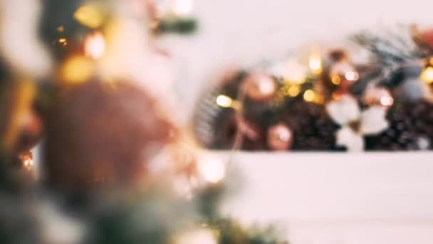 Nahaufnahme Einer Zierde Die Einem Weihnachtsbaum Hängt — Stockvideo