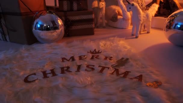 Detailní Záběry Veselé Vánoce Psaný Ornament Text Lahví Šampaňského Bílém — Stock video