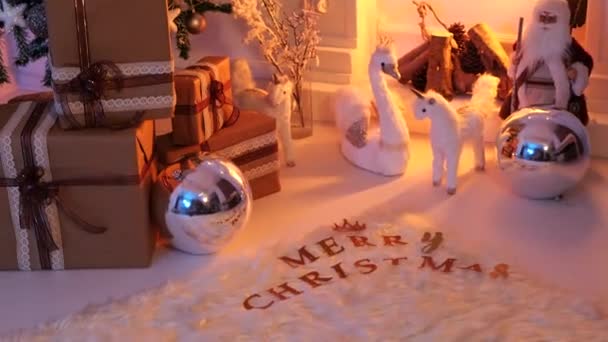 Filmagem Uma Sala Com Uma Lareira Árvore Natal Alguns Ornamentos — Vídeo de Stock