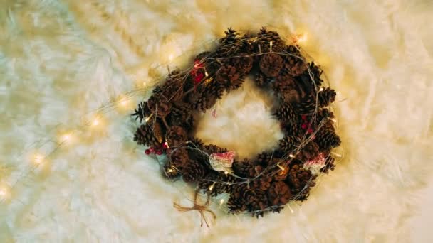圣诞灯和白色地毯上的锥形灯 — 图库视频影像