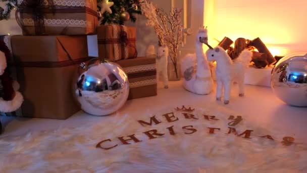 Şömineli Bir Oda Noel Ağacı Birkaç Noel Süsü — Stok video