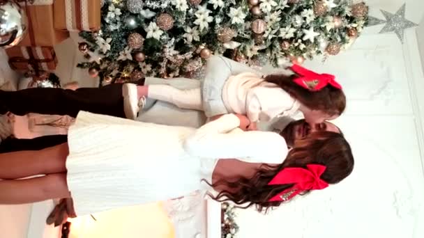 Noel Günü Şöminenin Noel Ağacının Önünde Tesadüfi Kıyafetleri Olan Mutlu — Stok video