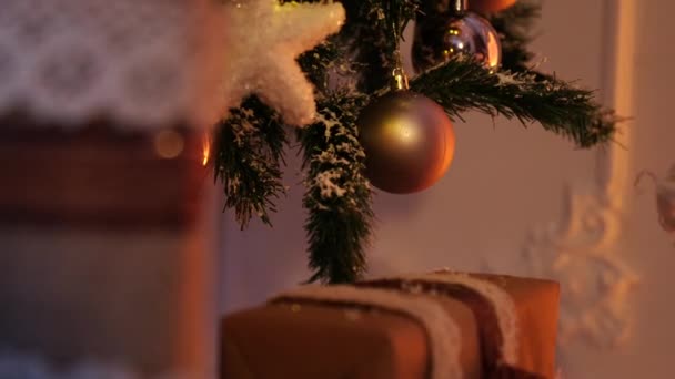 Πλάνα Από Ένα Δωμάτιο Τζάκι Χριστουγεννιάτικο Δέντρο Και Μερικά Χριστουγεννιάτικα — Αρχείο Βίντεο