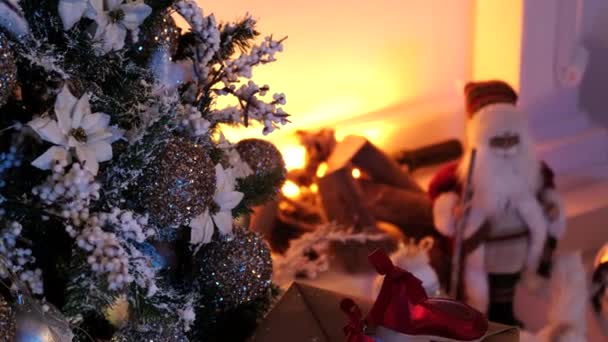 Beelden Van Een Kamer Met Een Open Haard Kerstboom Enkele — Stockvideo
