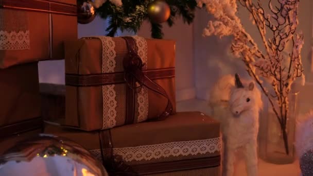 Felvételek Egy Szoba Kandallóval Karácsonyfa Néhány Karácsonyi Díszek —  Stock Videó © casarda #624548338