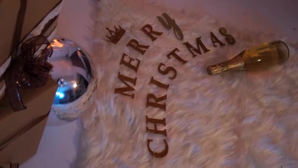 Närbild Bilder God Jul Skriven Prydnad Text Med Champagneflaska Vit — Stockvideo