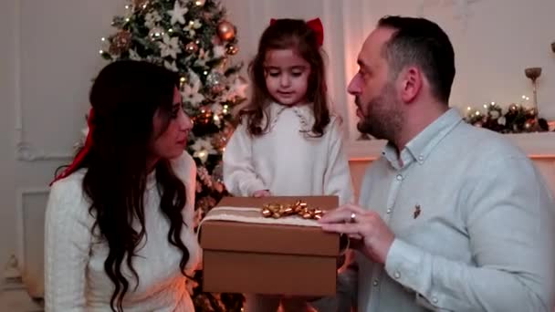Счастливая Семья Удивительными Эмоциями Открытии Подарочной Коробки Елка Камин Свечи — стоковое видео