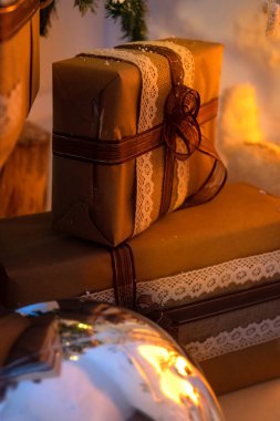 Hediye kutuları ve sıcak ışıklı krom bir top..