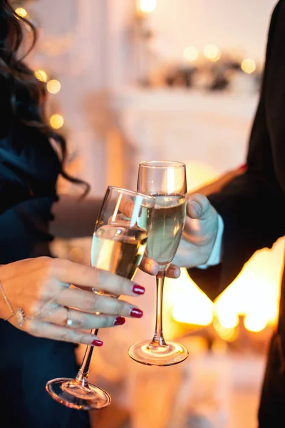 シャンパンとエレガントなカップルの乾杯のグラスのショットを閉じます — ストック写真
