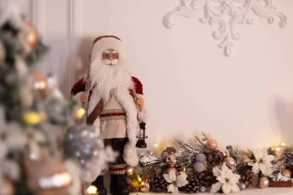 Mikołaj Niektóre Ozdoby Świąteczne Białym Tle — Zdjęcie stockowe