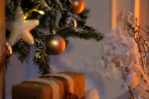 Cajas Regalo Árbol Navidad Con Algunos Ornamentos Fondo — Foto de Stock