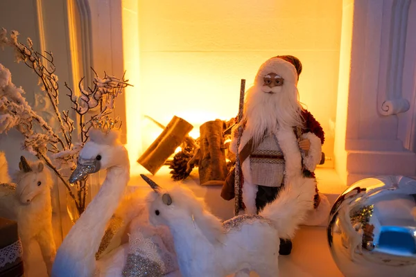 Święty Mikołaj Łabędź Dwa Jednorożce Chromowana Kula Przed Kominkiem — Zdjęcie stockowe