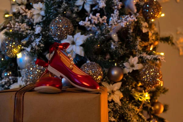 Primer Plano Zapatos Pequeños Una Caja Regalo Delante Árbol Navidad — Foto de Stock