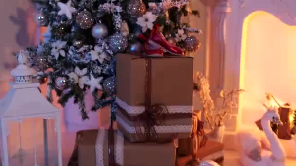 Πλάνα Από Ένα Δωμάτιο Τζάκι Χριστουγεννιάτικο Δέντρο Και Μερικά Χριστουγεννιάτικα — Αρχείο Βίντεο