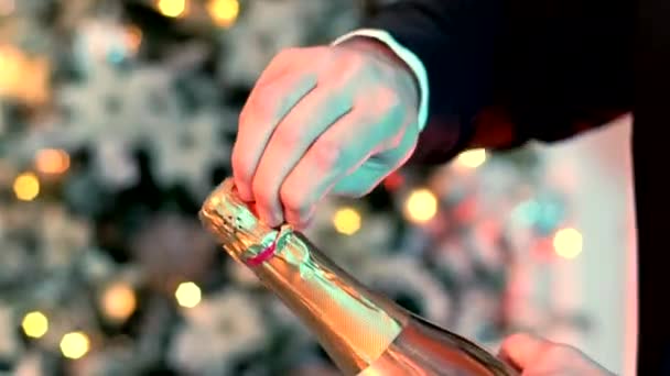 Close Beelden Van Een Elegante Man Openen Champagne Een Kerstboom — Stockvideo
