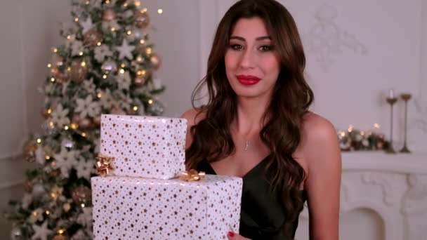 Szczęśliwa Brunetka Pudełkami Prezentów Boże Narodzenie Nieostrą Choinką Tle — Wideo stockowe