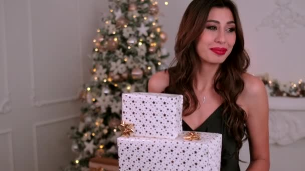 Mujer Morena Feliz Con Cajas Regalo Navidad Con Árbol Navidad — Vídeo de stock