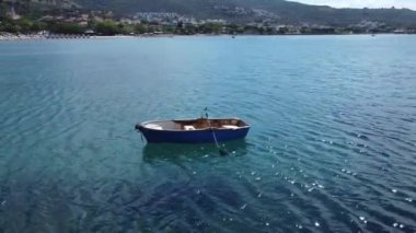 Denizdeki bir balıkçı teknesinin yörüngesindeki hava görüntüleri..