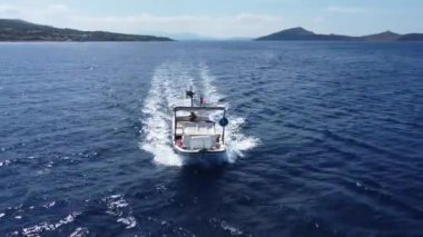 İzmir, Türkiye - 07 Haziran 2022: Yelkenli balıkçılığının yörüngesindeyiz. Denizi aşan tekne.