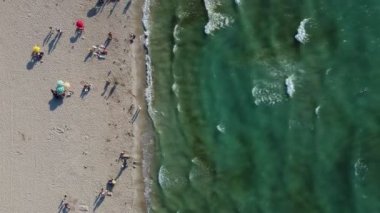 İzmir, Türkiye - 17 Ağustos 2022: Yaz mevsiminde Ilica plajının havadan görünüşü Cesme İzmir Türkiye plajında şemsiyeli insanlar var