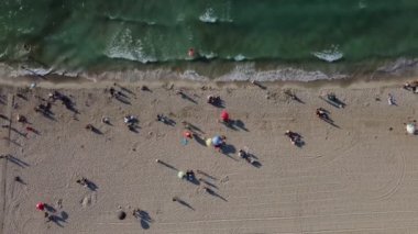 İzmir, Türkiye - 17 Ağustos 2022: Yaz mevsiminde Ilica plajının havadan görünüşü Cesme İzmir Türkiye plajında şemsiyeli insanlar var