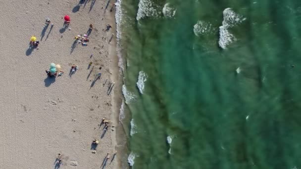 이즈미르 2022 이즈미 해변의 공중에서 우산을 사람들이 보인다 — 비디오