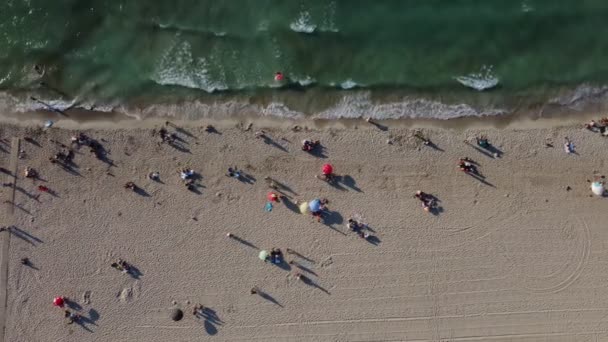 이즈미르 2022 이즈미 해변의 공중에서 우산을 사람들이 보인다 — 비디오